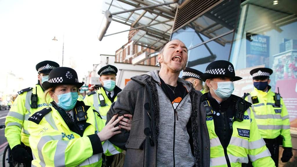 Met Police arrest anti-lockdown protesters as Covid cases spiral out of control in London