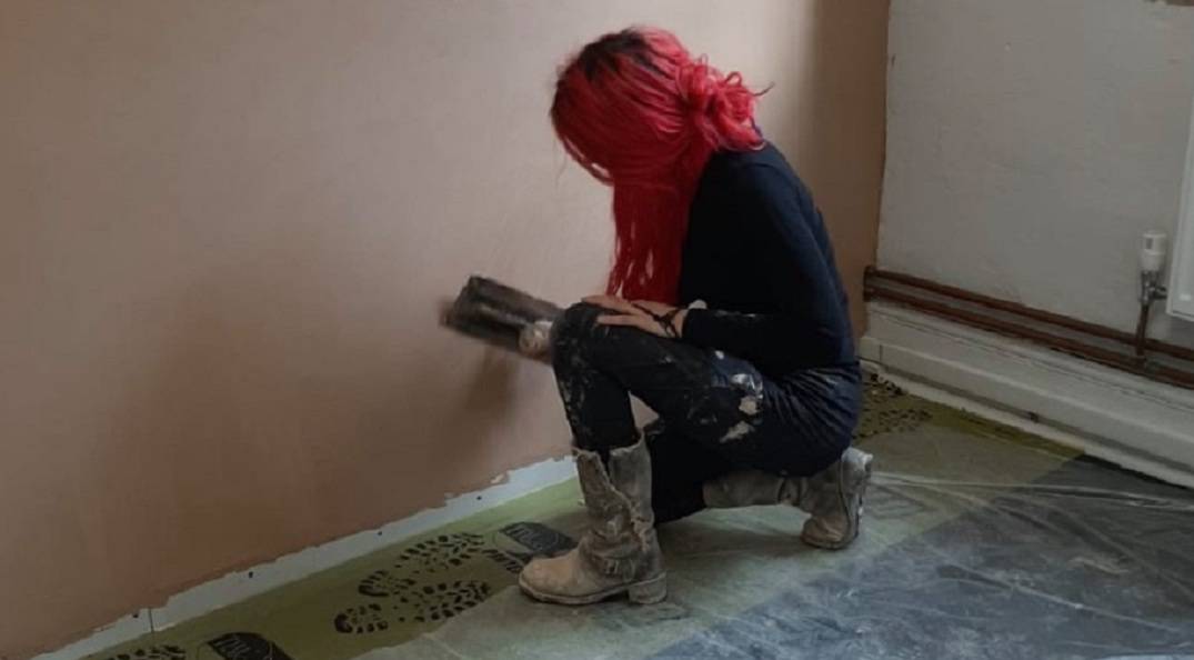 ‘Stand together and help each other’ as plasterer offers to fix homes of domestic abuse survivors for free