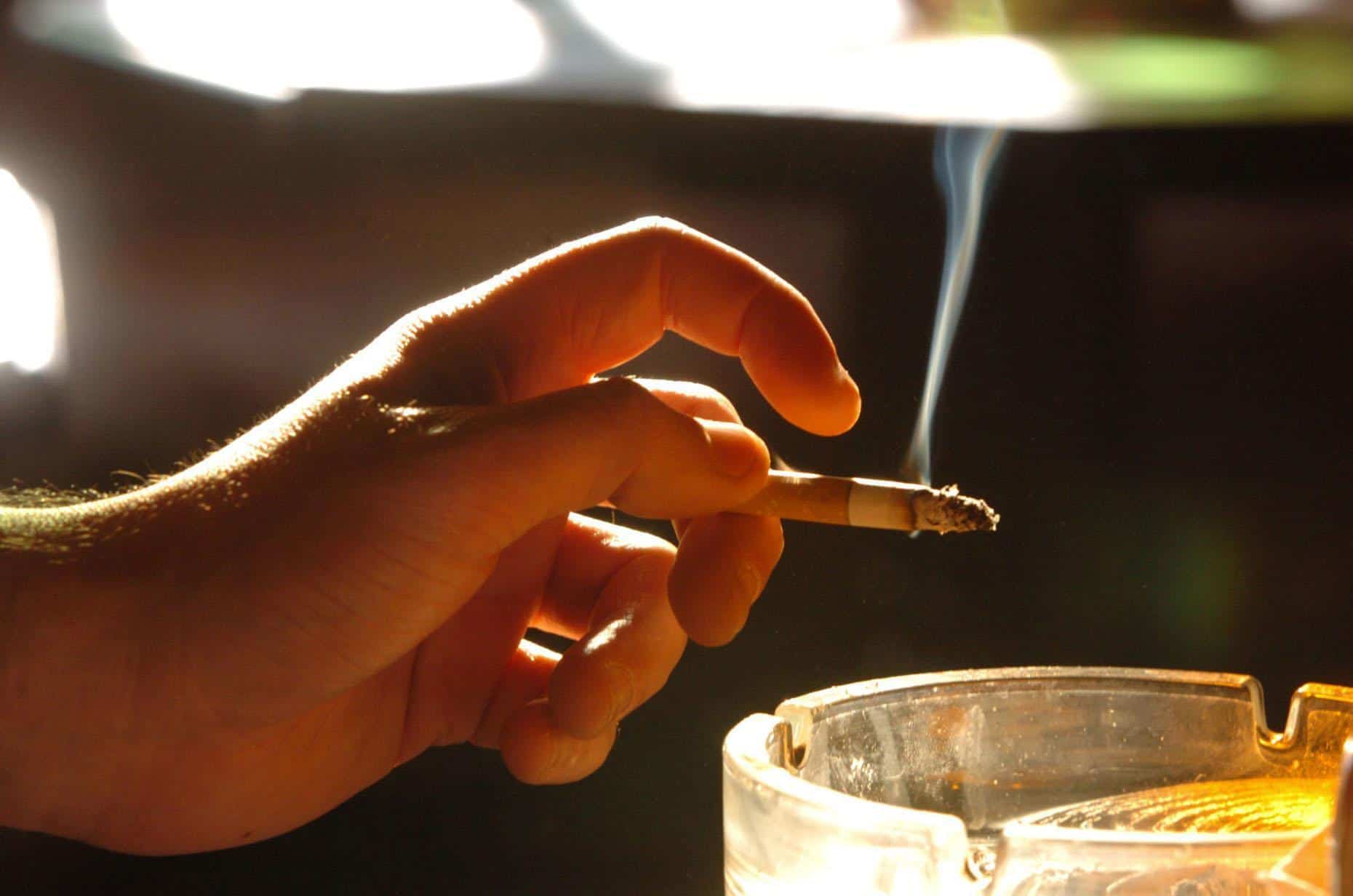 Researchers call on governments to raise legal smoking age to 22