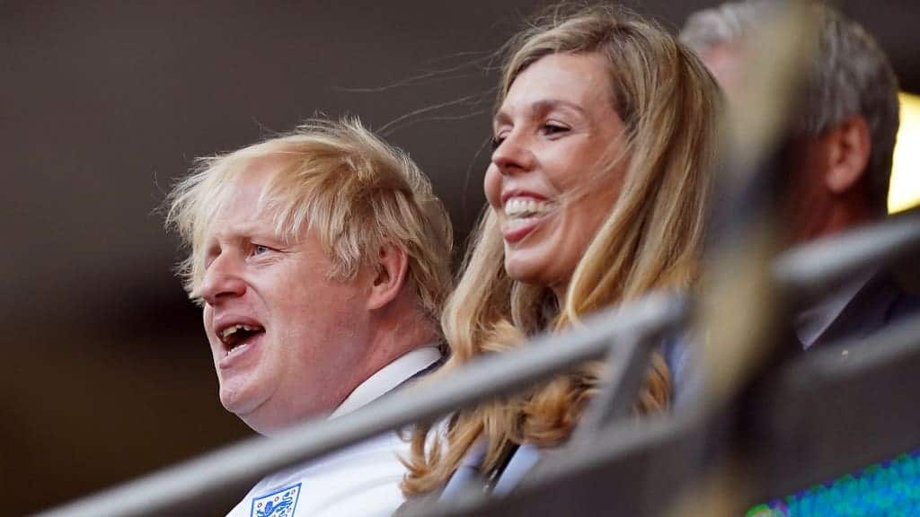 Boris Johnson wears England shirt over his shirt and tie – Twitter reacts
