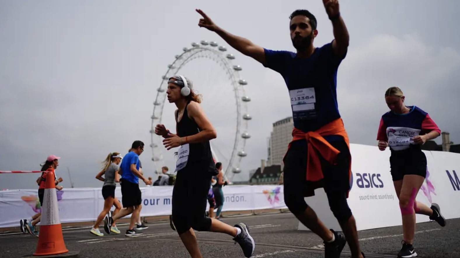 Thousands run London 10k as EU-vaxxed still face isolation and costly tests
