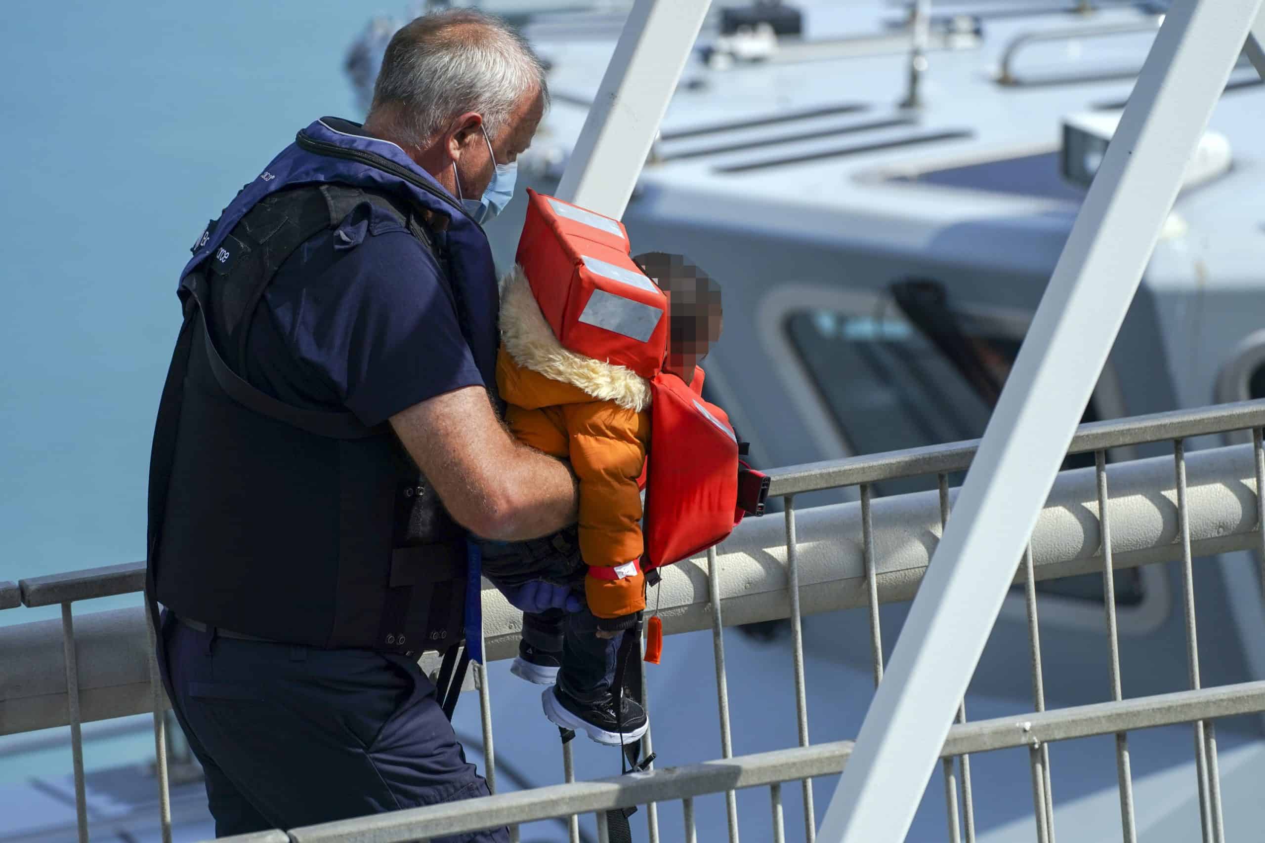 Toddlers among latest migrants crossing Channel days after tragedy