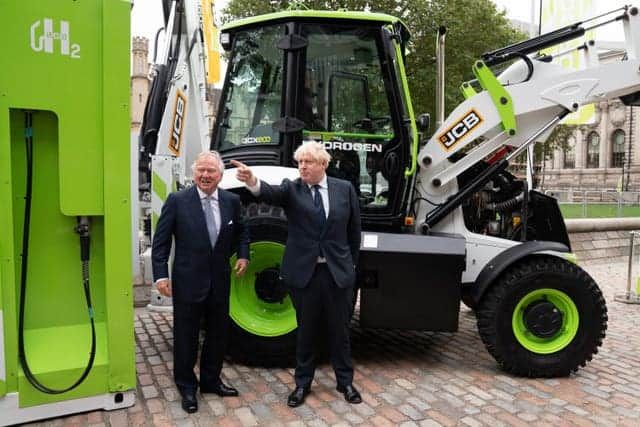 Greenwashing? PM poses for environmentally friendly pic with donor who lends him private jet