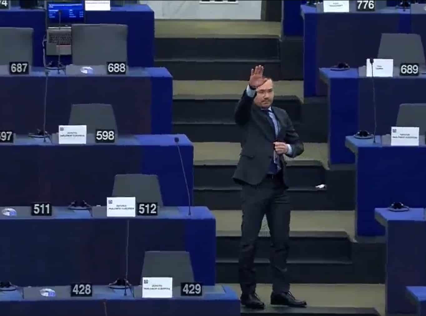 Bulgarian MEP sitting in EU party founded by the Tories gives Nazi salute in parliament