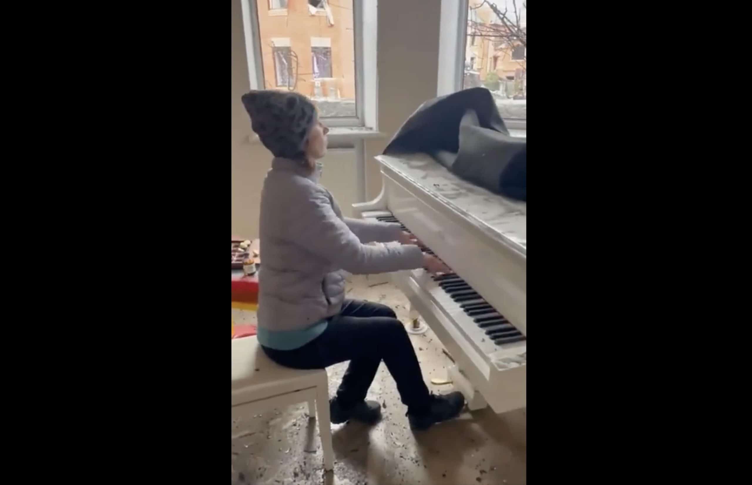 WATCH: Ukrainian mother plays piano in ruins of her home before fleeing