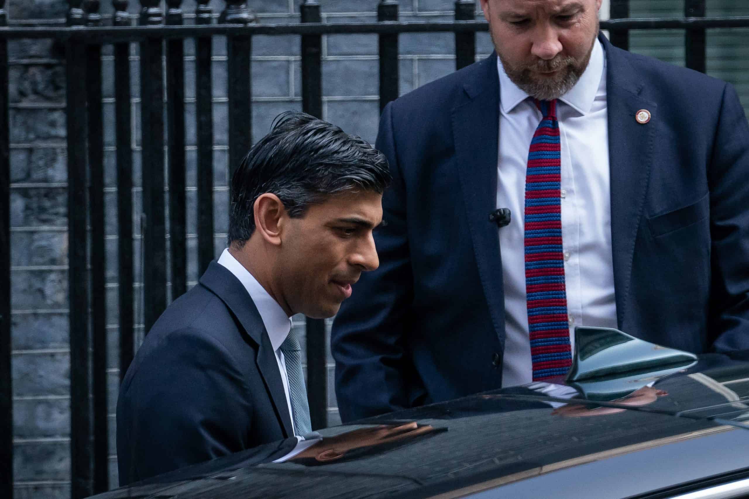 Sunak moves belongings out of Downing Street