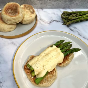 English muffins with asparagus and hollandaise