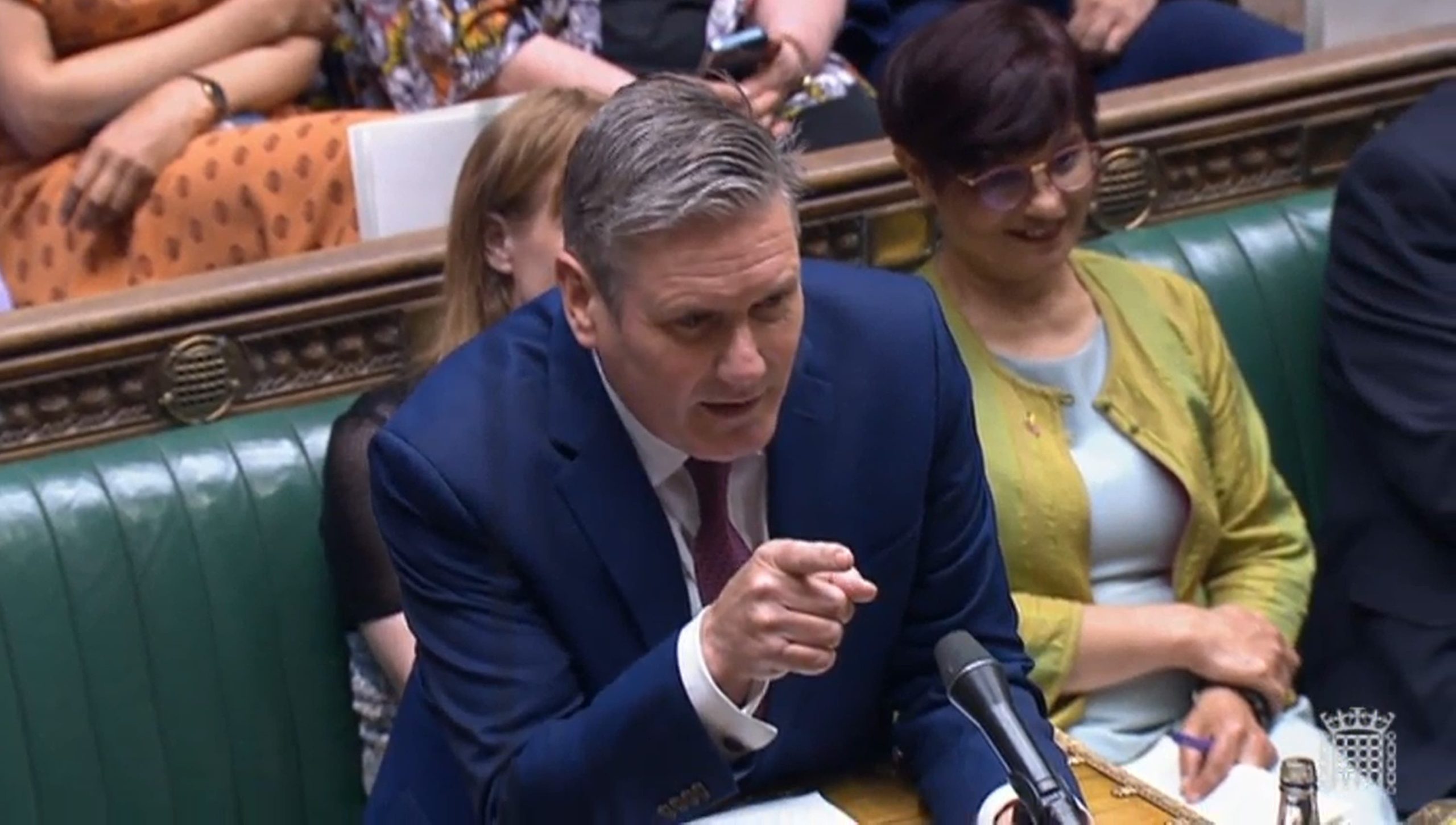 Starmer opens PMQs with Christmas book gag