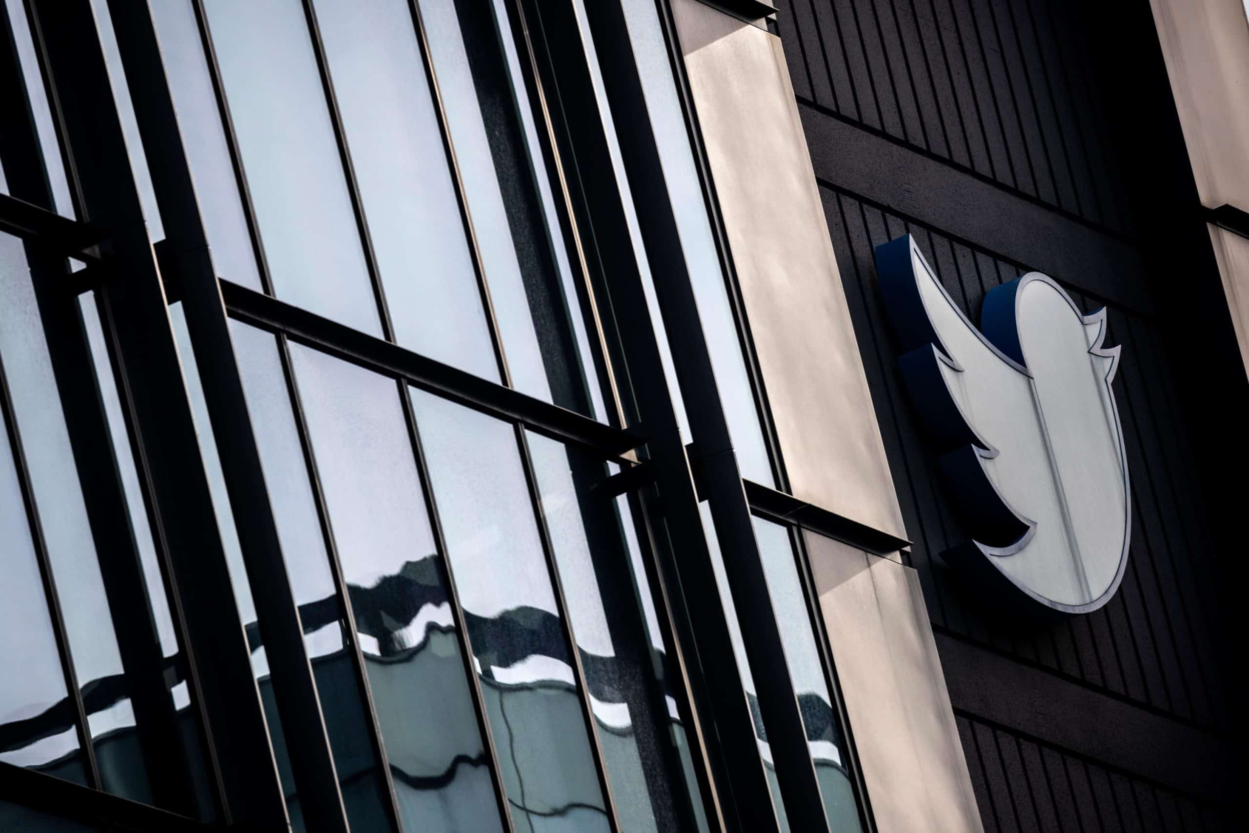 Twitter closes offices as employees resign en masse