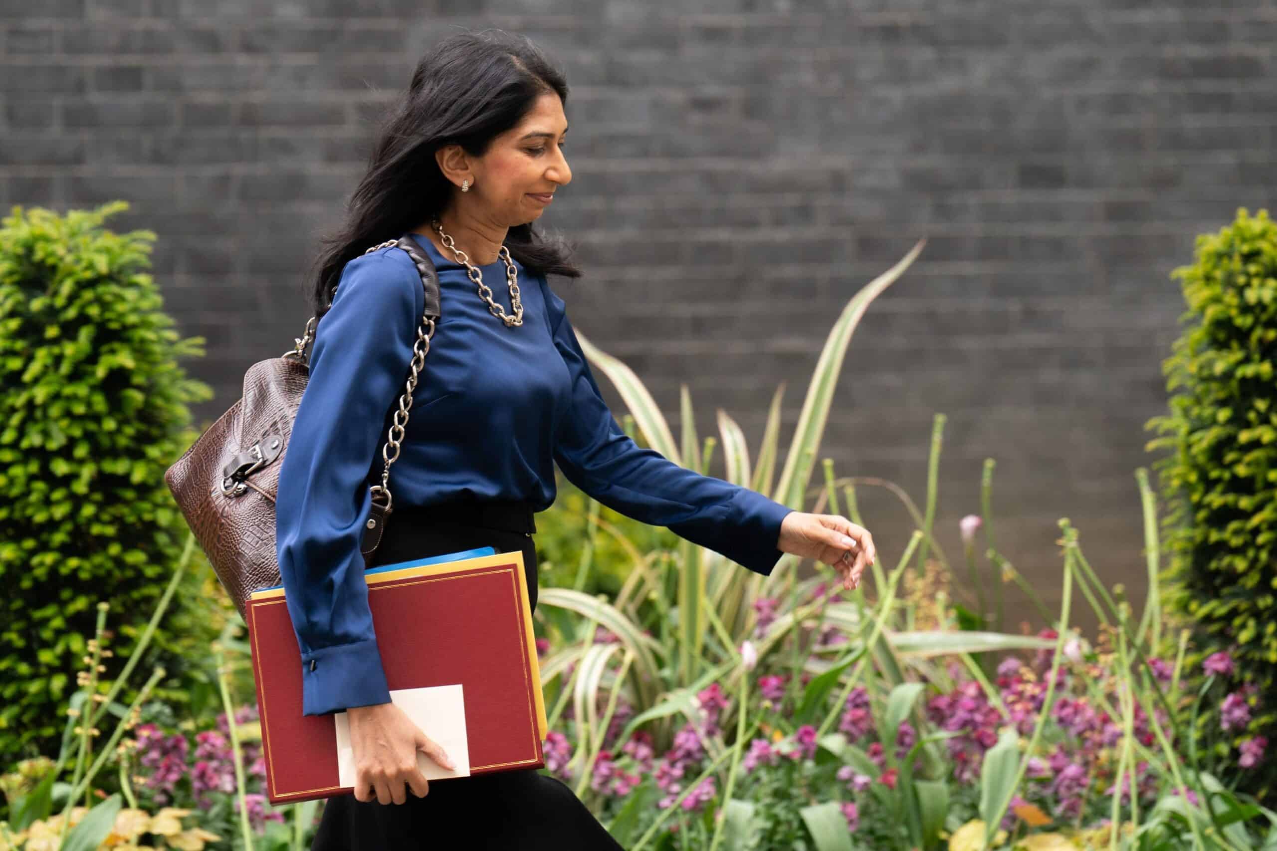 Foreign students will be barred from bringing dependents to UK in migration curb