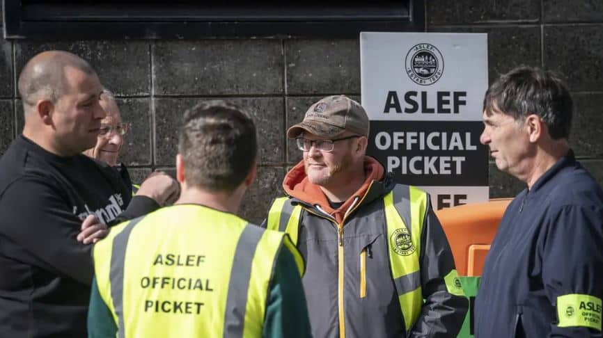 Aslef union train drivers to strike again over pay