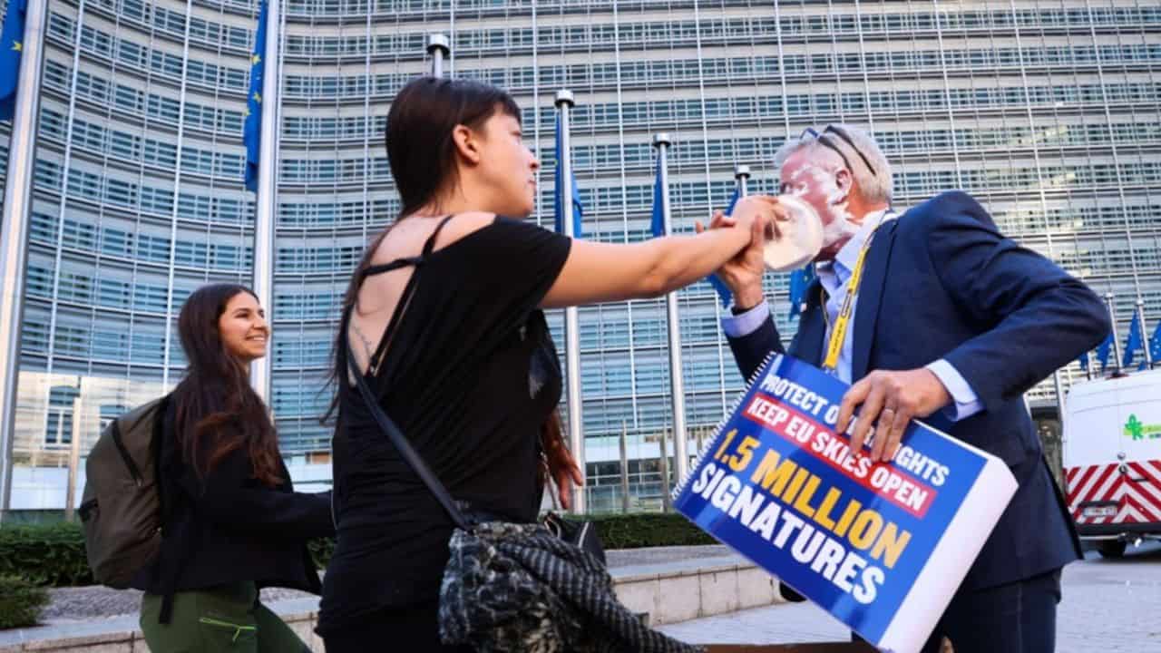 Ryanair boss pied in the face by protesters