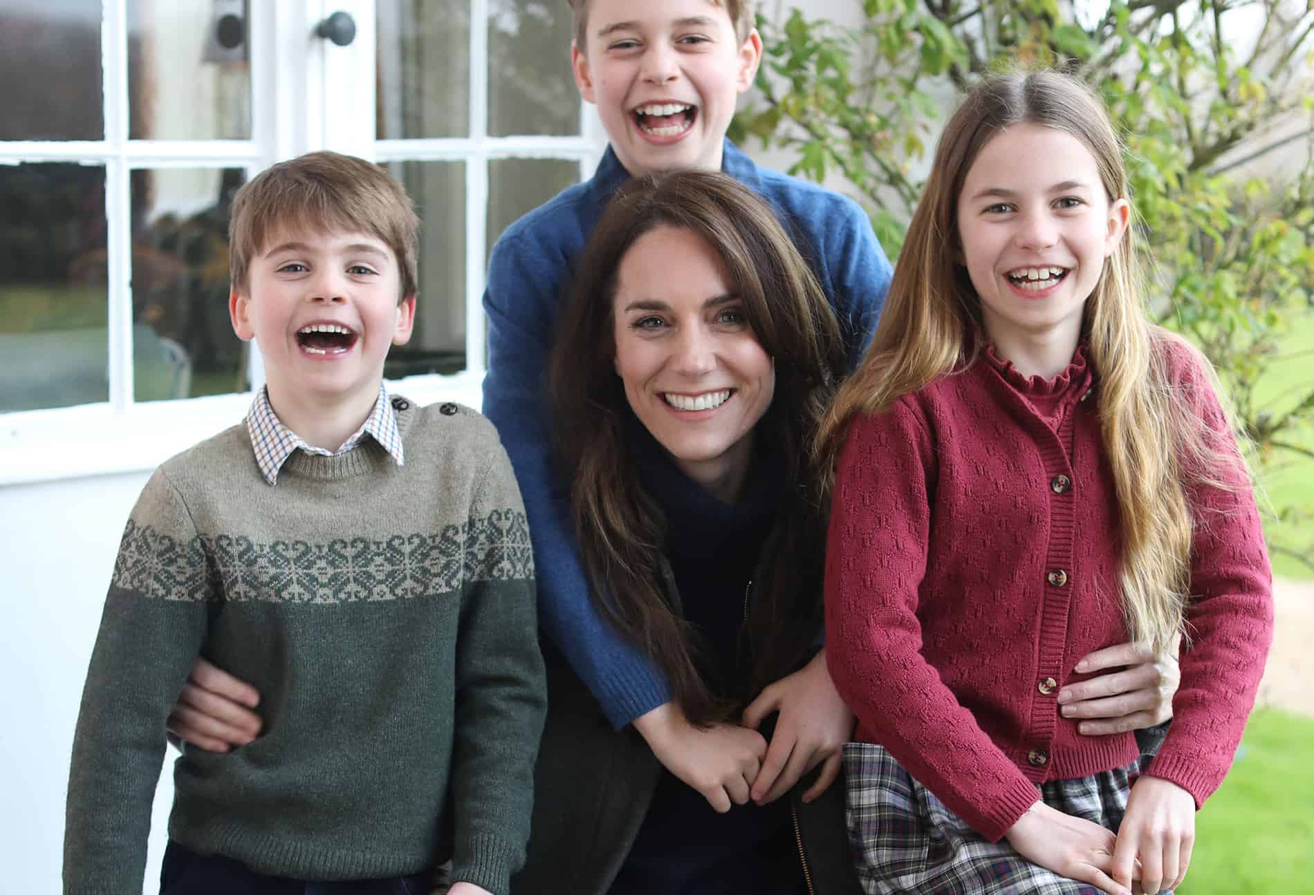 Literally no one is buying that Kate digitally altered family pic