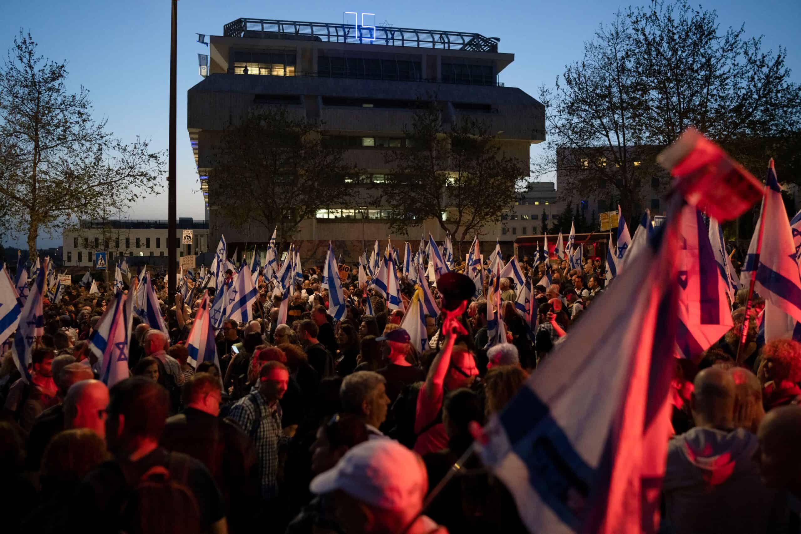 Tens of thousands of Israeli protesters take to the streets in call for early elections